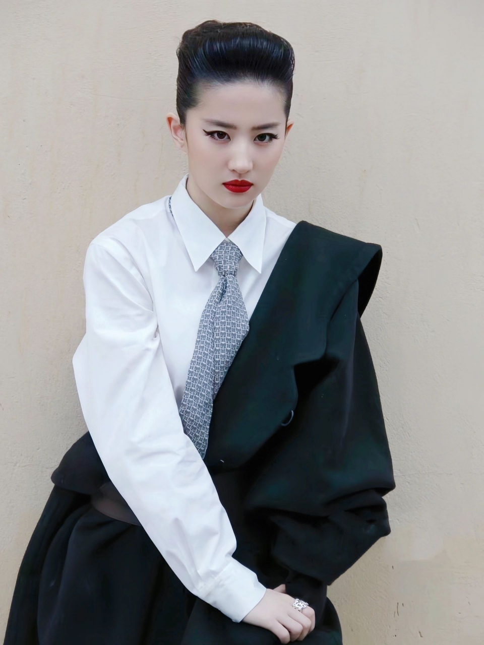 刘亦菲短发大背头妆扮太酷了,与性感红唇形成了鲜明的反差,美的不可方