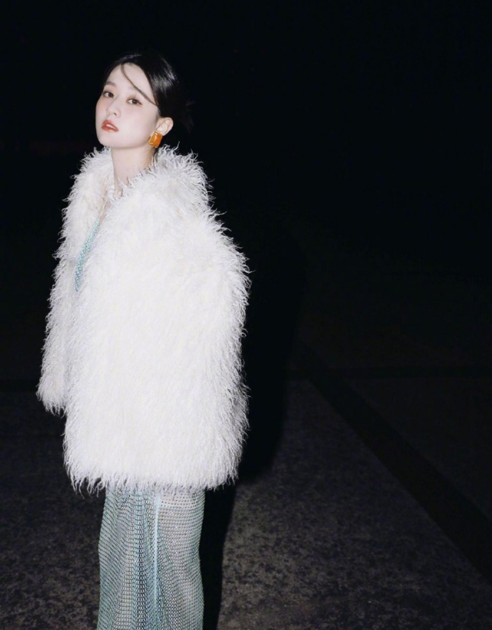 乔欣夜色透视裙凸显性感身材,毛绒披肩贵气十足!#2024我想说