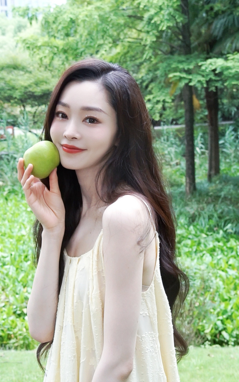 宋轶黄色吊带连衣裙好美呀,水嫩脸蛋配性感红唇,诱人至极!