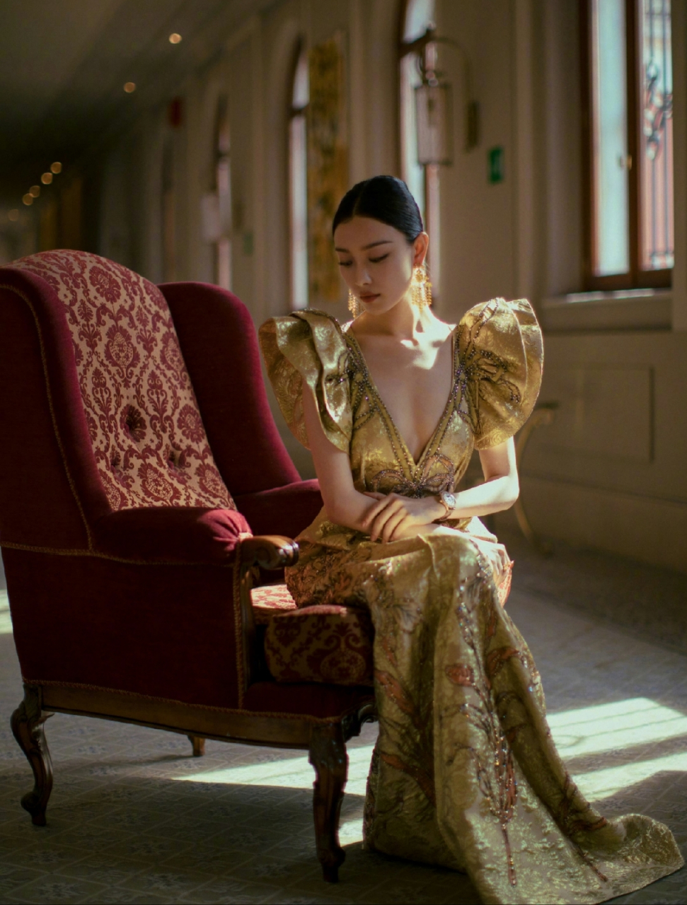 倪妮金色深v礼服写真,虽然身材不够饱满,但曼妙的轮廓很迷人!