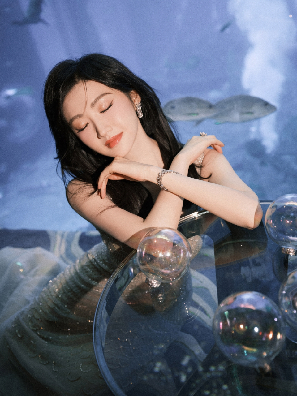 景甜银色长裙高贵优雅,诱人的身材美爆了,让人着迷!#春日热点挑战赛
