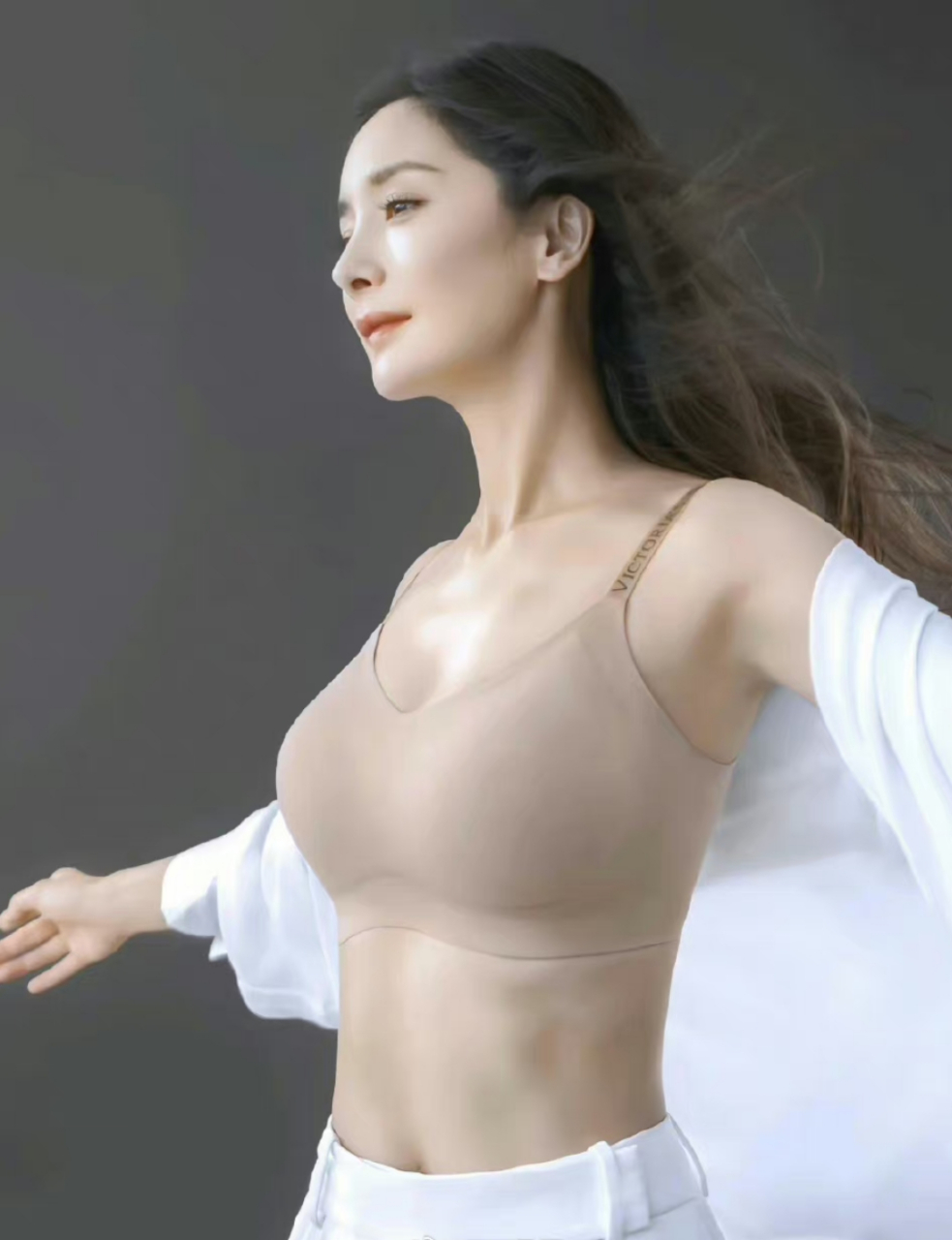 看似杨幂是在内衣秀,实际是用丰满的身材拥抱世界!