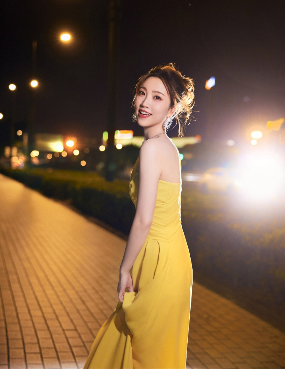 张纯烨黄色长裙写真,美艳靓丽甜美动人,让人心动不已!