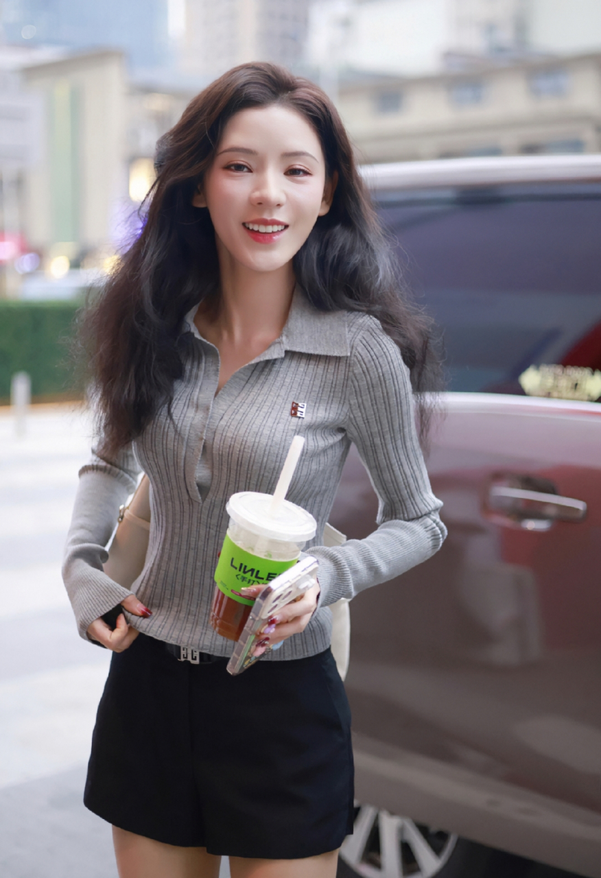 张予曦身材还是那么丰满诱人,唯独这脸蛋怎么感觉笑起来这么僵硬呢?