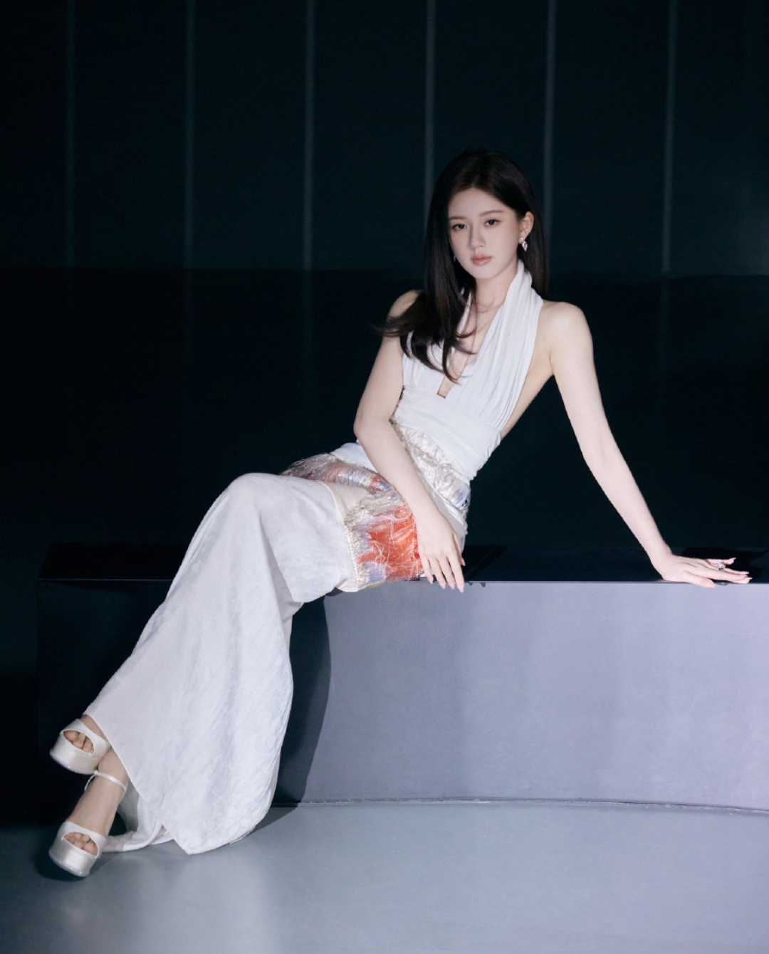 赵露思白色长裙写真,优雅迷人让人一见钟情,这就是女神的魅力吗?