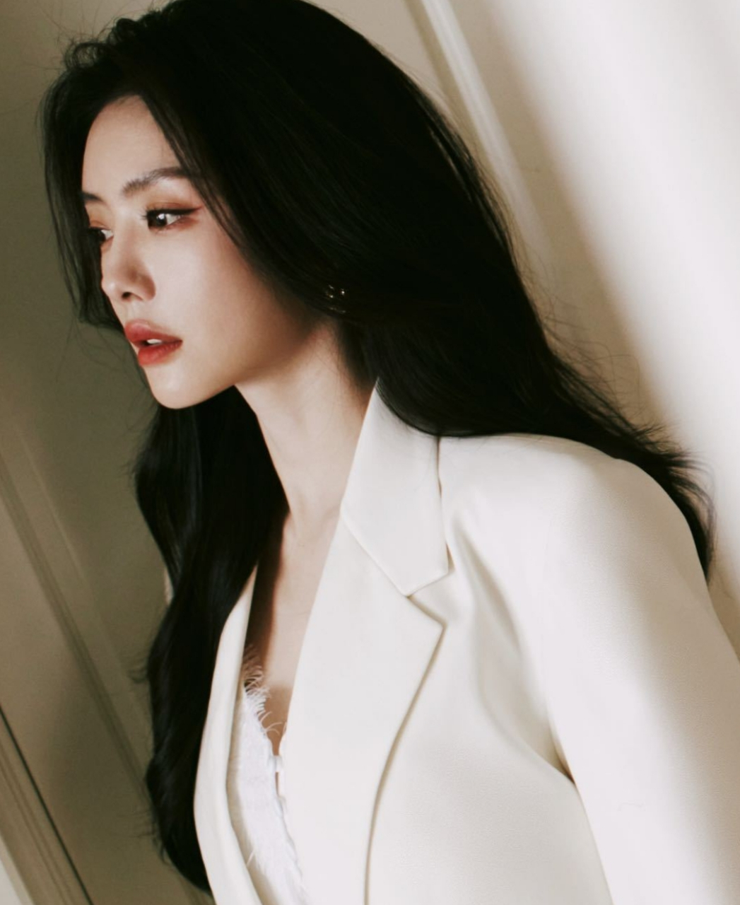 蔡文静白色长裙写真,用身材完美地诠释了性感与优雅并存,美爆了!