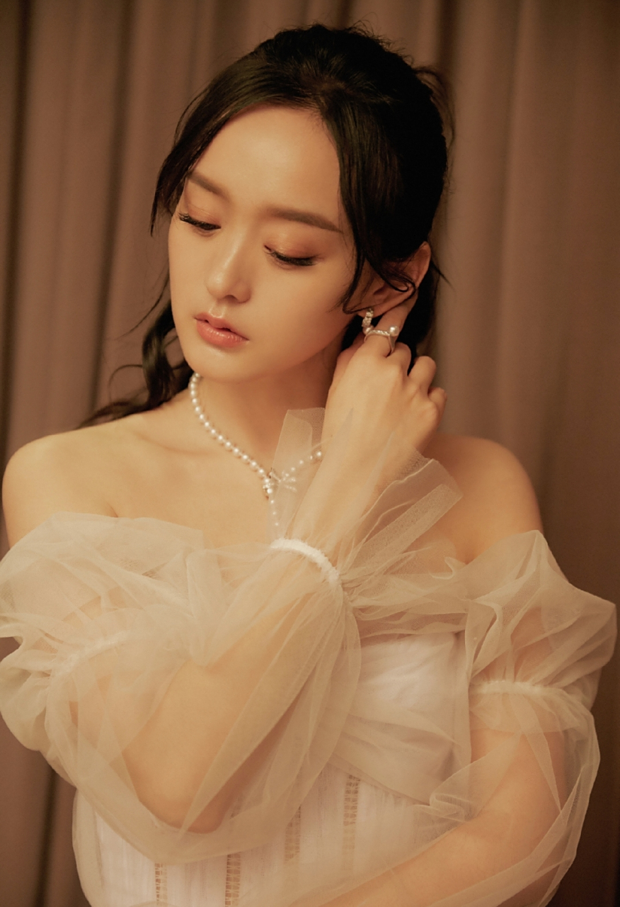 何泓姗白色长裙写真  大家是不是很熟悉这张脸?