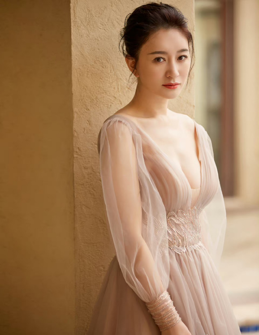 李小冉深v长裙写真,这身材的诱惑力冠绝内娱,试问谁不心动?