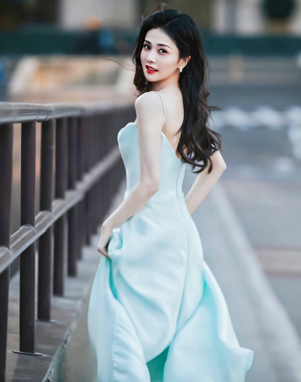 白鹿性感吊带裙写真,身材丰满且凹凸有型,实力撩人!