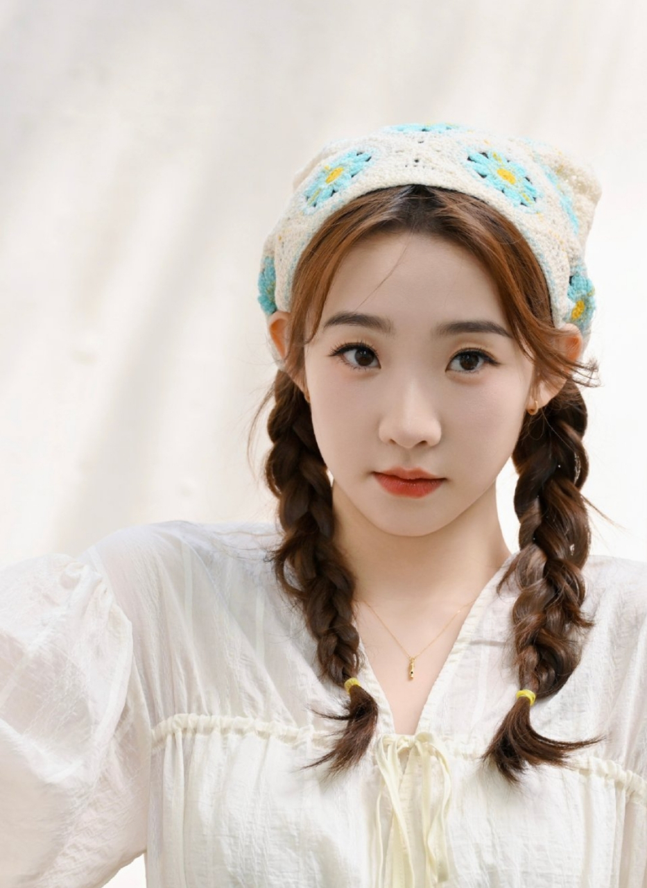 张艺凡白色长裙写真,清新甜美可爱迷人,让人心动不已!