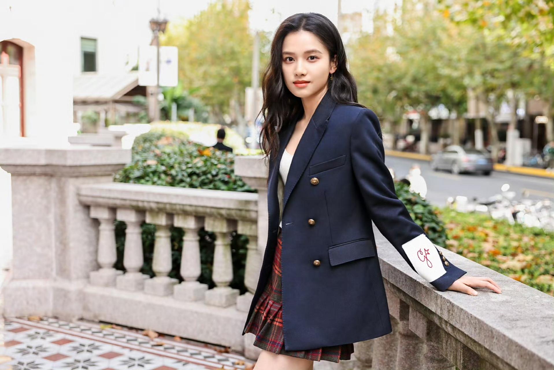 张婧仪学院风写真,超短裙配黑色过膝袜,诱惑力满满!