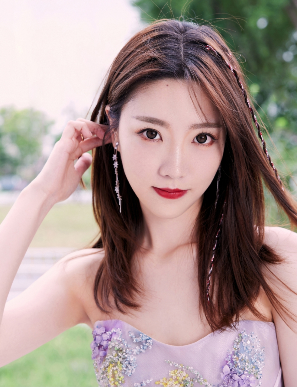 张纯烨抹胸裙太惊艳了,白皙美腿玉足诱人至极,看的人口水直流!