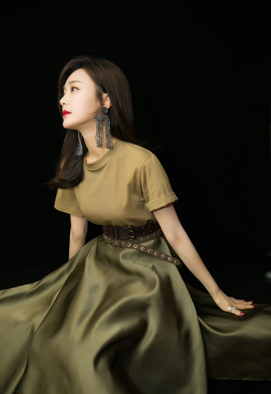 真没想到秦岚40多岁可以把身材保养的这么好,这就叫做岁数越大越有