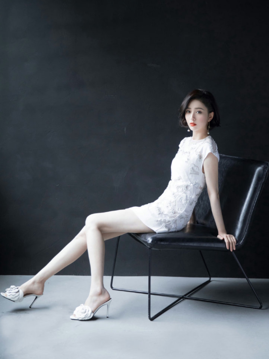 女神佟丽娅高跟鞋写真,这白皙玉足太动人了,美到窒息!