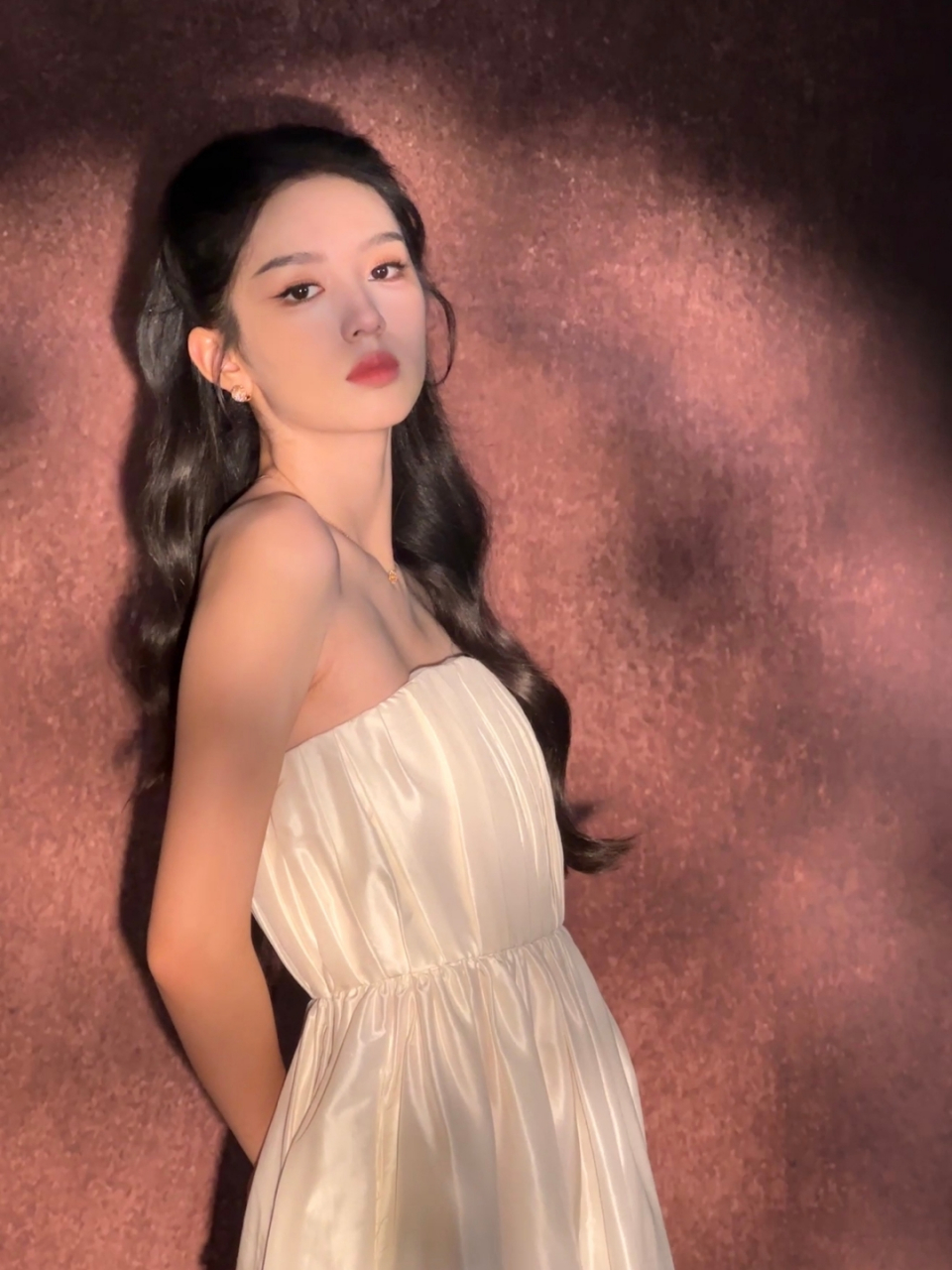 周也低胸白裙美照大赏,优雅与性感并存,百变女神魅力无限!