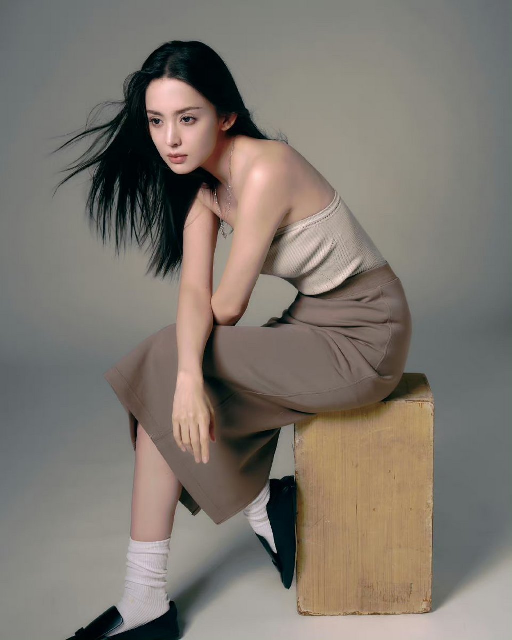 好光滑好大,古力娜扎灰色抹胸裙展现超性感身材!