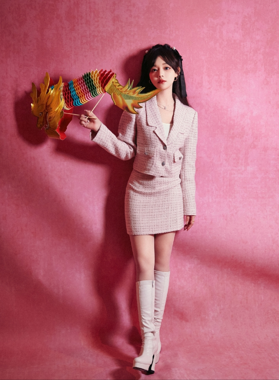 黄霄云粉色浪漫写真,这光腿神器太.@苏家小娱的动态