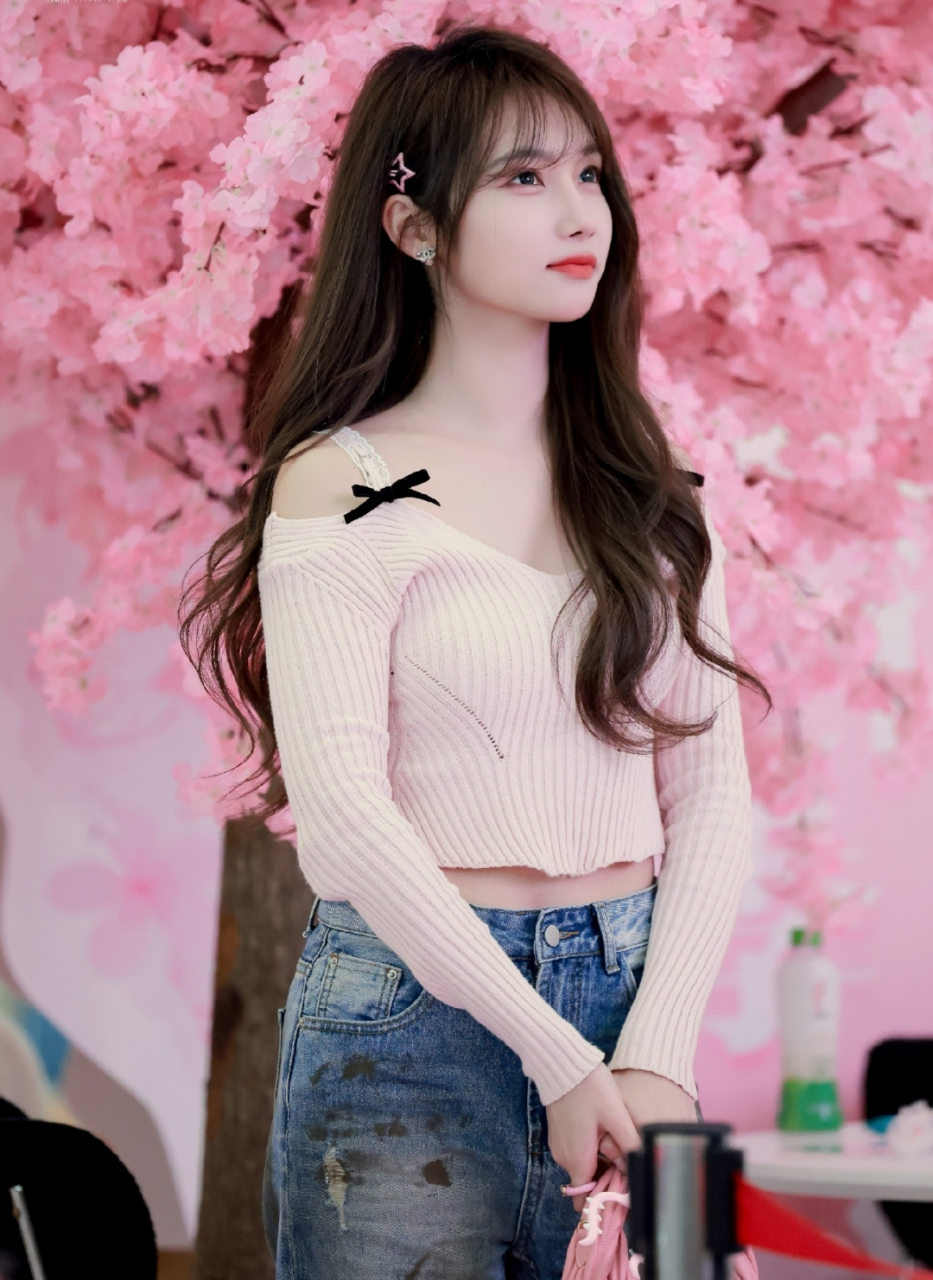 宋昕冉这容颜太清纯了,让人充满了占有欲,甜美可爱迷人至极!