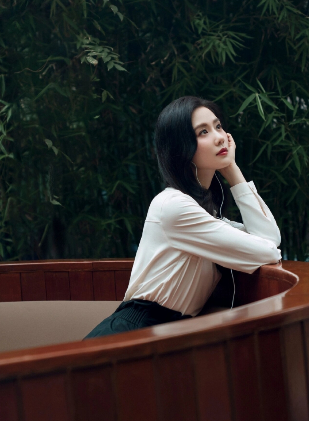 刘诗诗白衬衫优雅写真,气质太迷人.@苏家小娱的动态