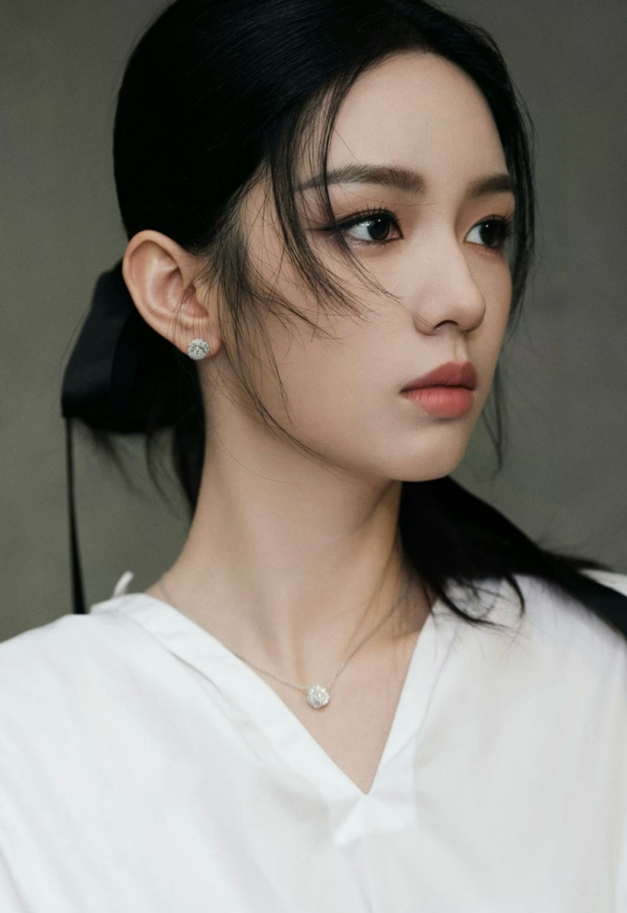 周也白色长裙写真,这颜值太逆天了,怎么会有这么精致的五官?太美了!