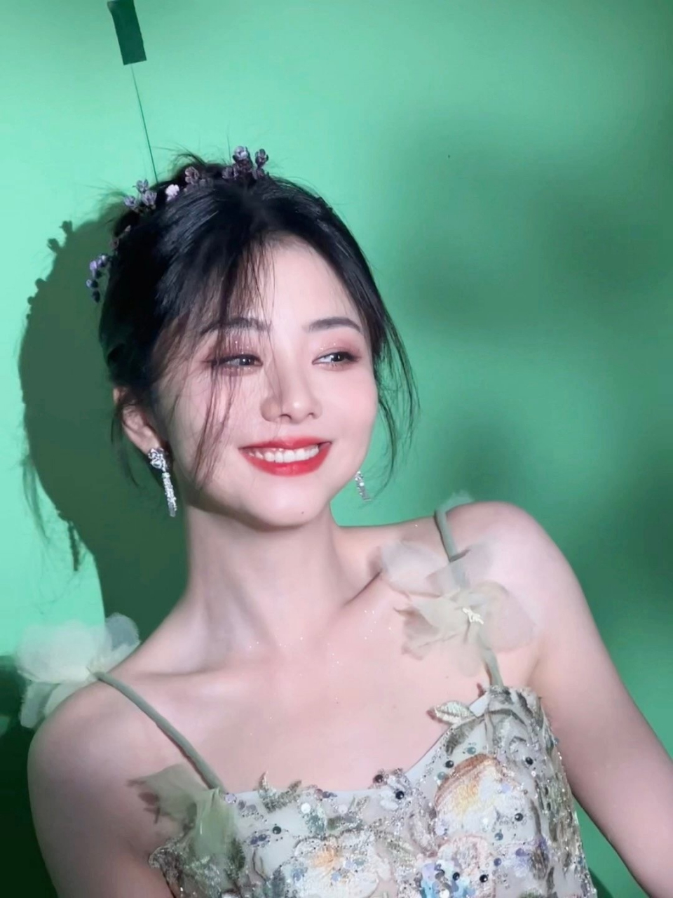 谭松韵好美的吊带裙穿搭,包子脸与甜美笑容太迷人了!
