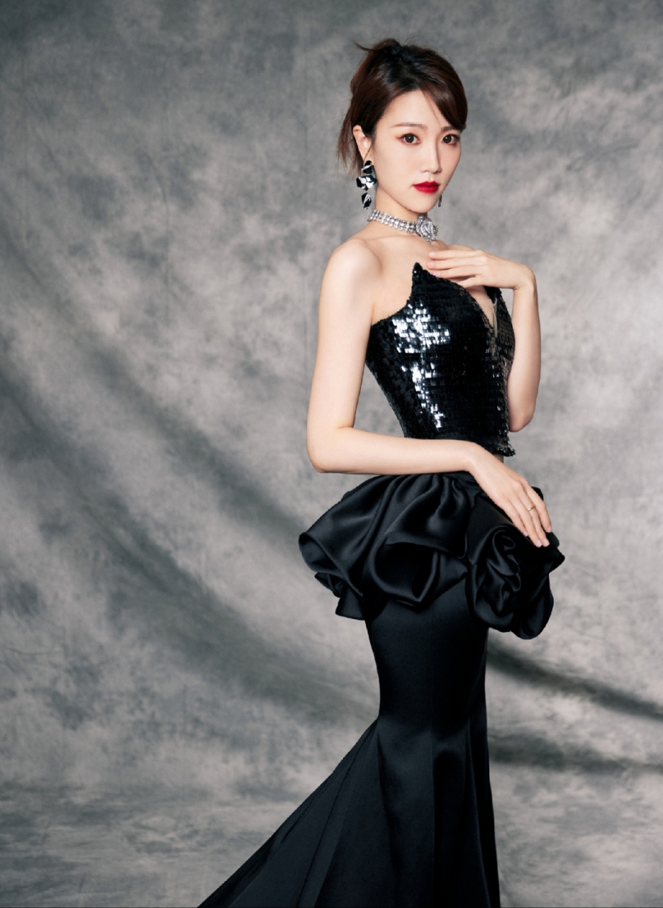 张纯烨露肩礼服大赏,锁骨美背雪白光滑,迷人魅力尽显,太美了!