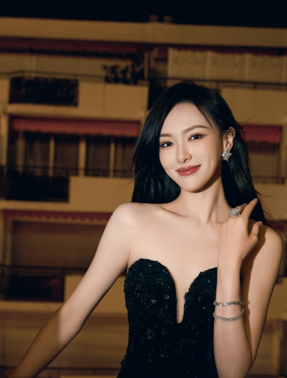 唐嫣抹胸开叉长裙写真,香肩美腿太诱人了,堪称顶级身材!