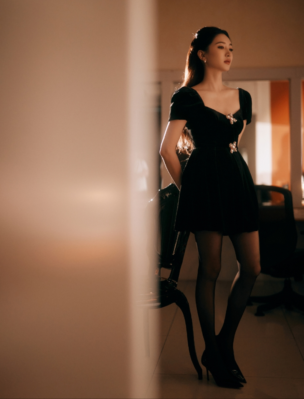 江疏影黑丝低胸装写真,超有料的身材和性感的美腿时刻散发着魅力!