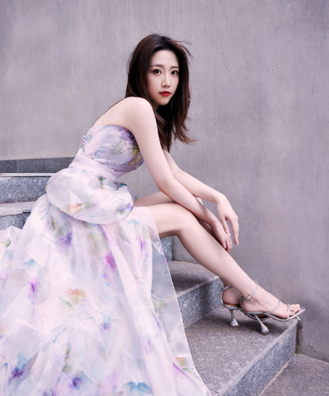 张纯烨抹胸裙太惊艳了,白皙美腿玉足诱人至极,看的人口水直流!