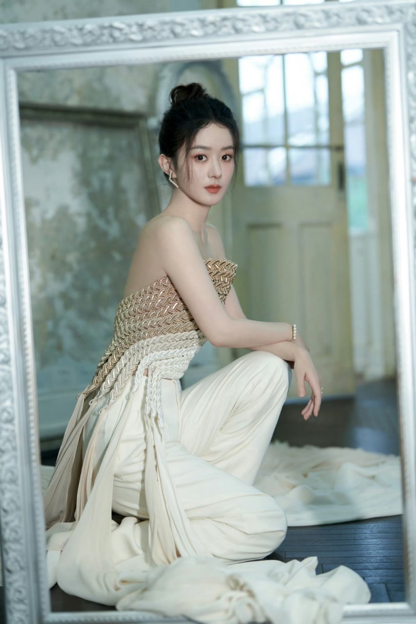 赵丽颖抹胸长裙写真,清纯甜美优雅迷人,真是越来越有魅力了!
