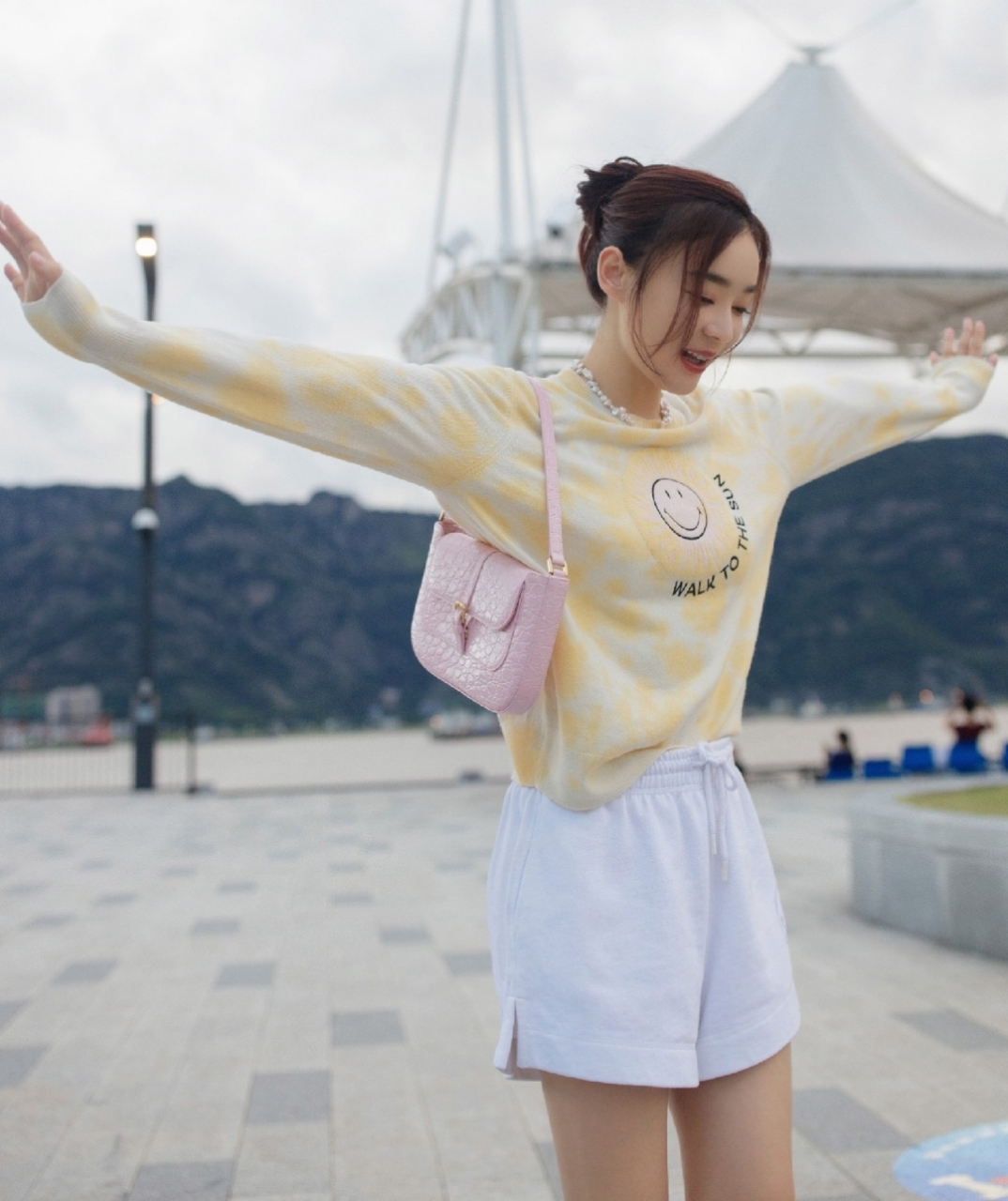 袁姗姗这大长腿好诱人,又肉又直让人心动不已!#春日热点挑战赛