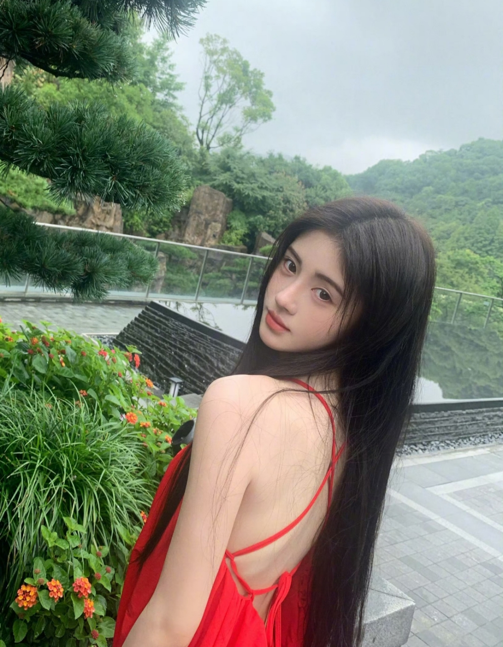 鞠婧祎红色吊带内衣大赏,水嫩脸蛋诱人至极,太有魅力了!