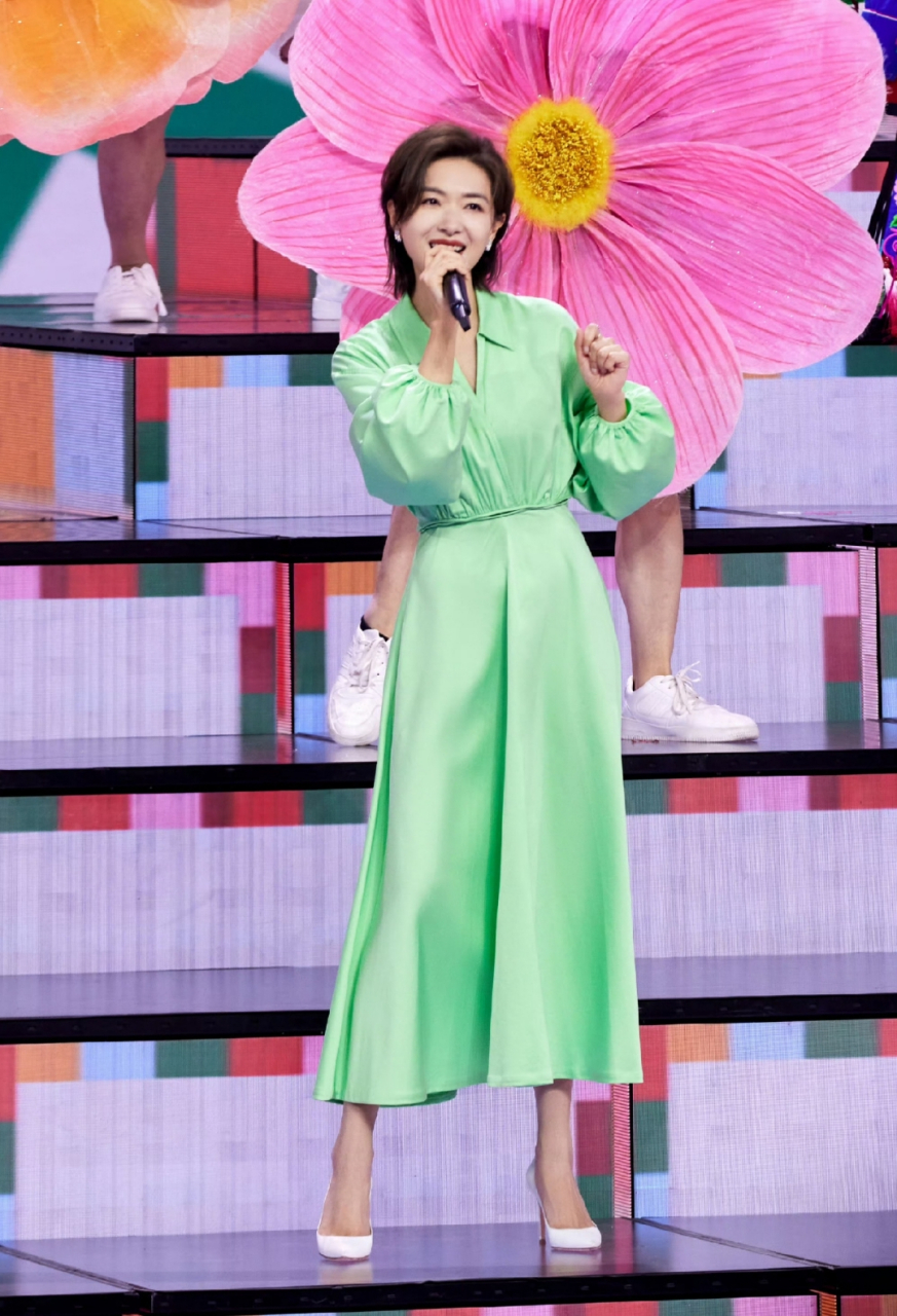 万茜绿裙搭尖头高跟鞋大赏,这脚丫是三寸金莲吗?