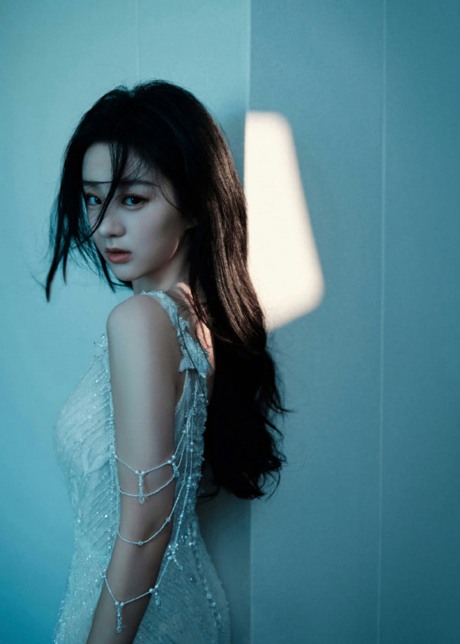 包上恩深v长裙写真,好性感的小姐姐,不仅身姿婀娜,眼神也深邃迷人!