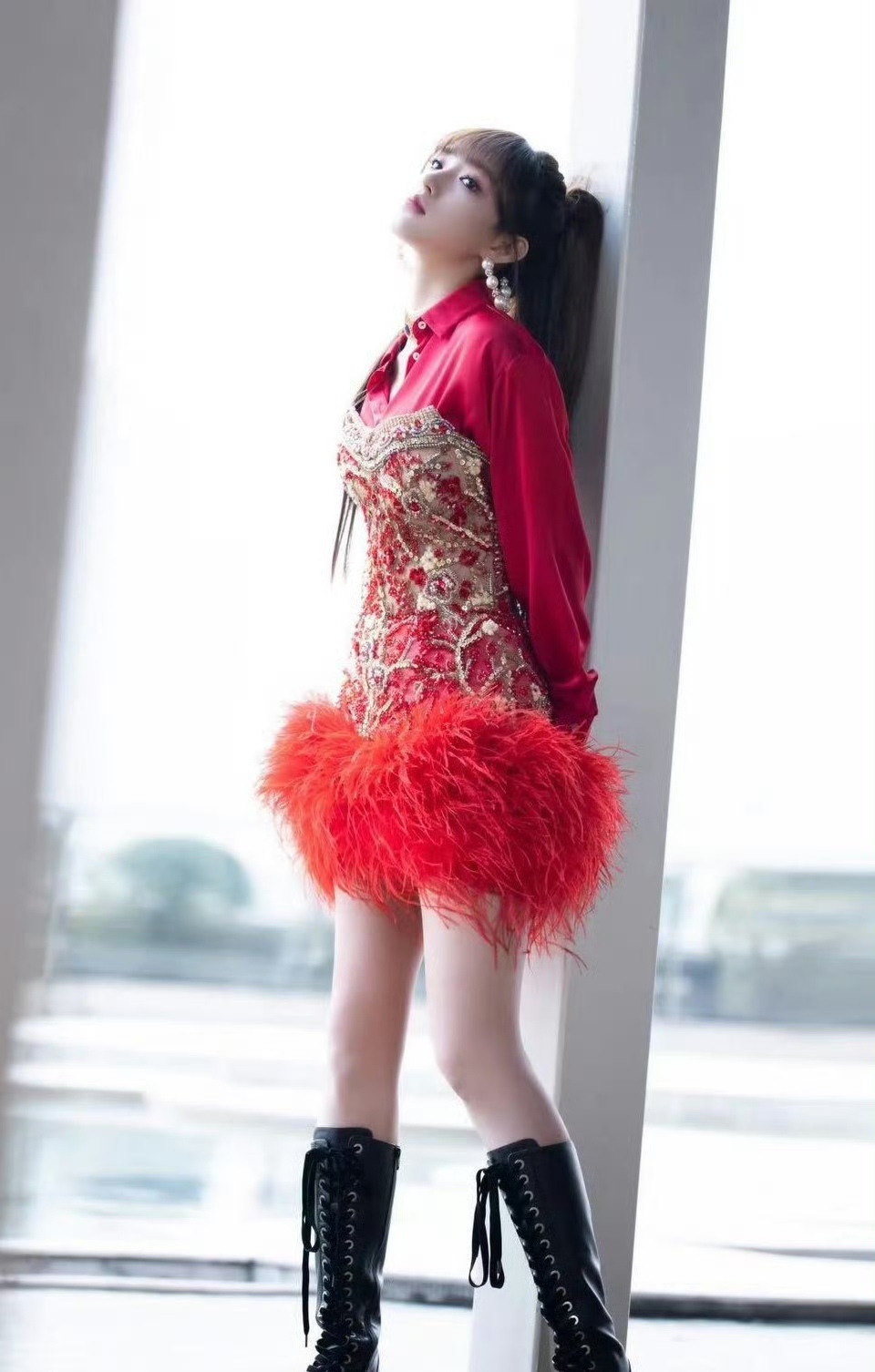 程潇红色短裙写真,傲人身材白皙美腿,太顶了!