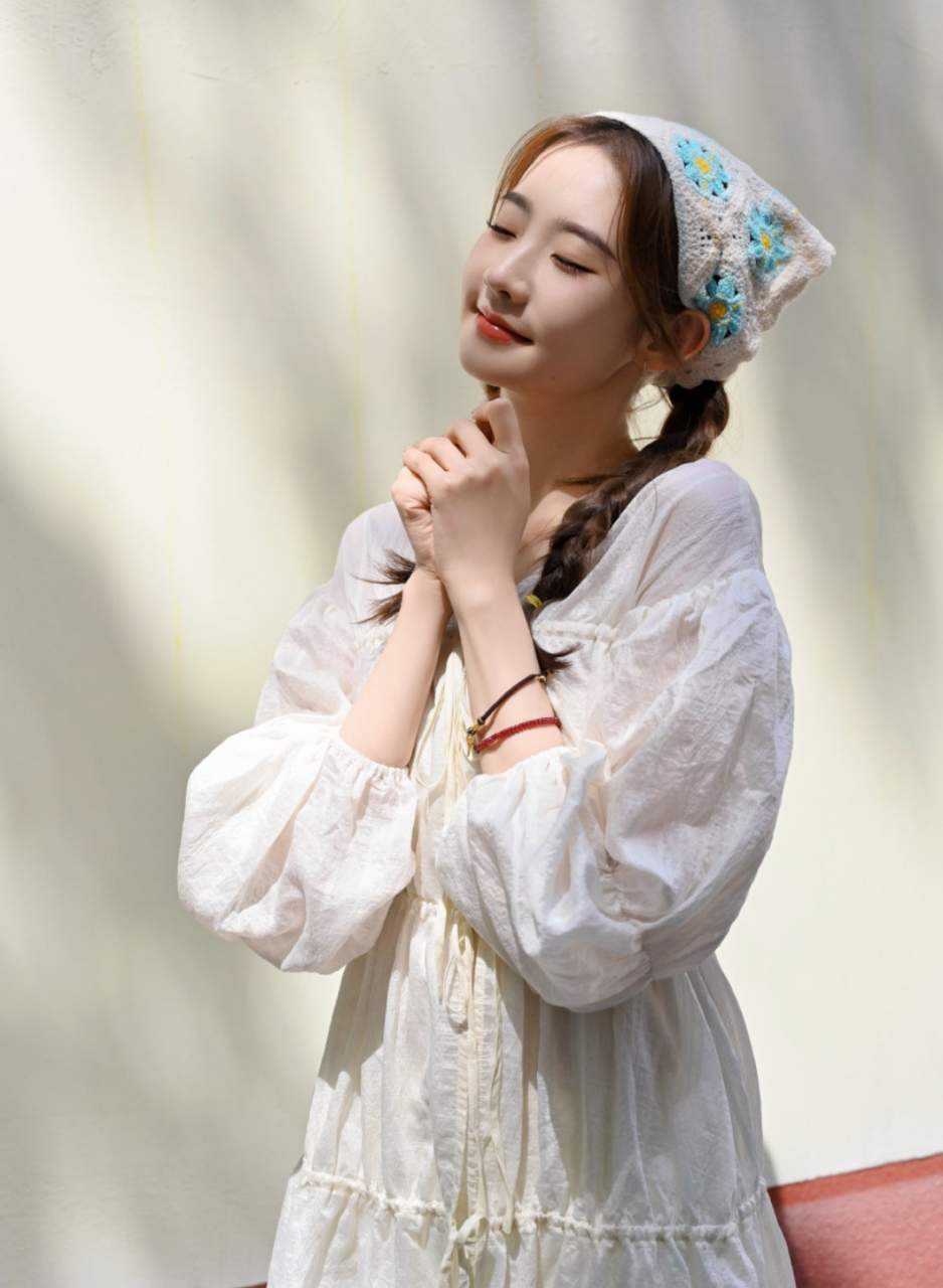 张艺凡白色长裙写真,清新甜美可爱迷人,让人心动不已!