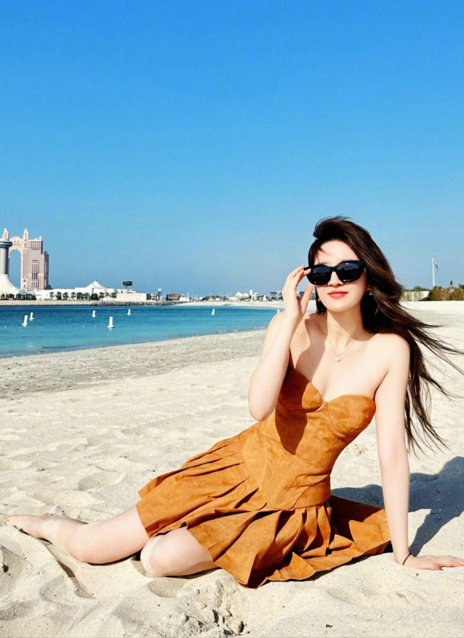 刘亦菲抹胸短裙大赏,白花花的美腿酥胸诱人至极,神仙姐姐秒变魅力女神