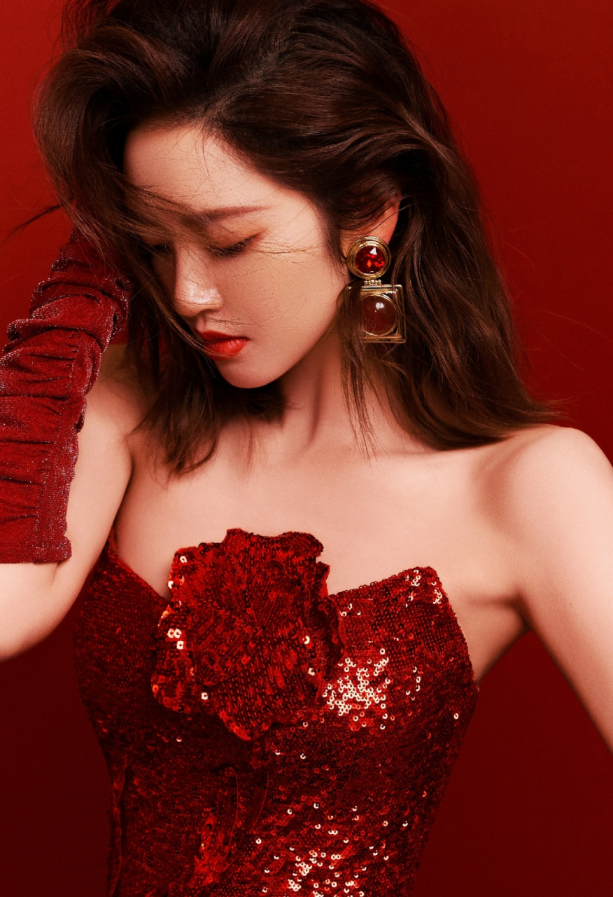 唐艺昕露背红裙美照,这闪耀的光芒谁看了都会迷恋,太美了!