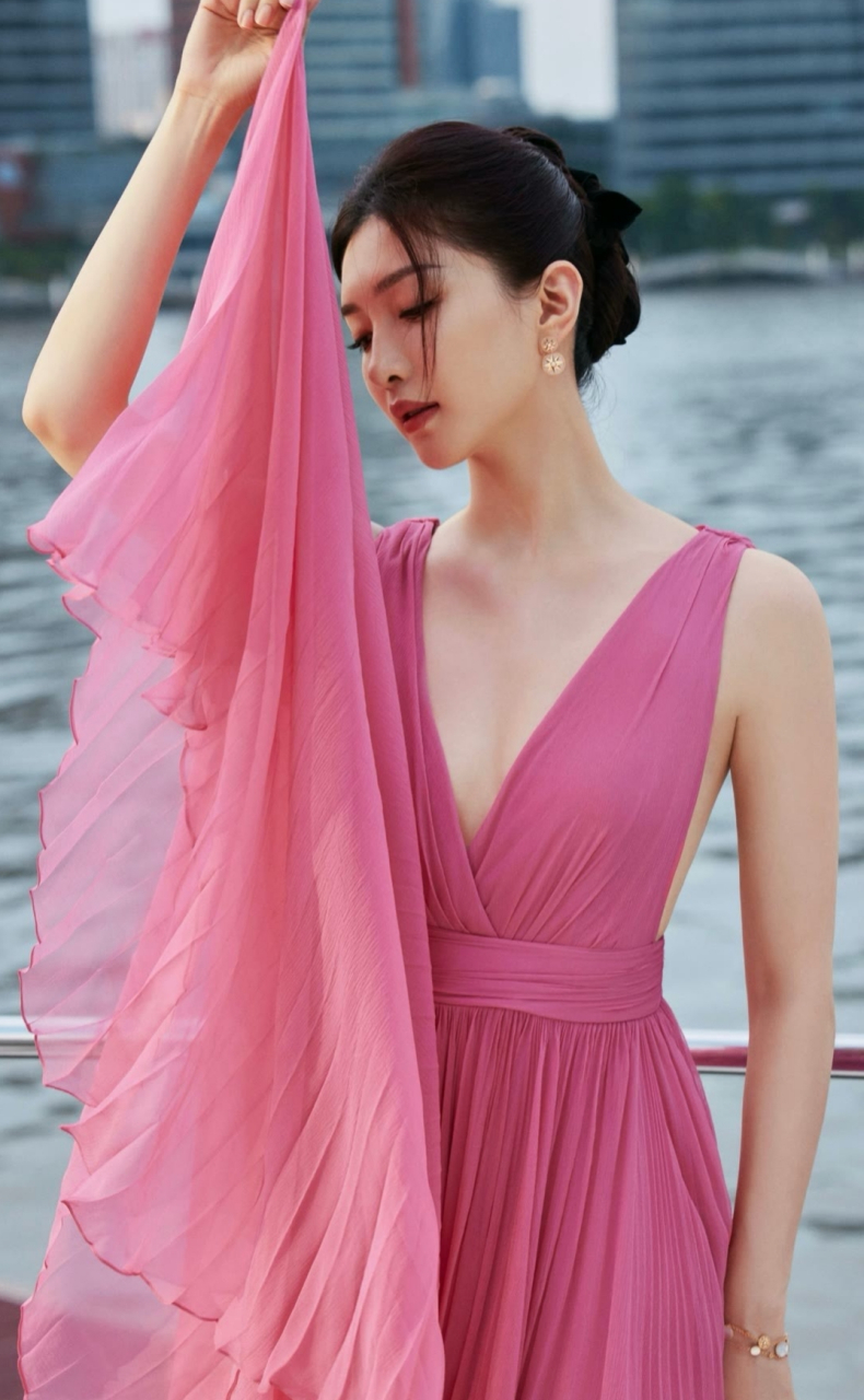 江疏影优雅起来太绝了,粉色长裙气质拉满,这就是女神的魅力!