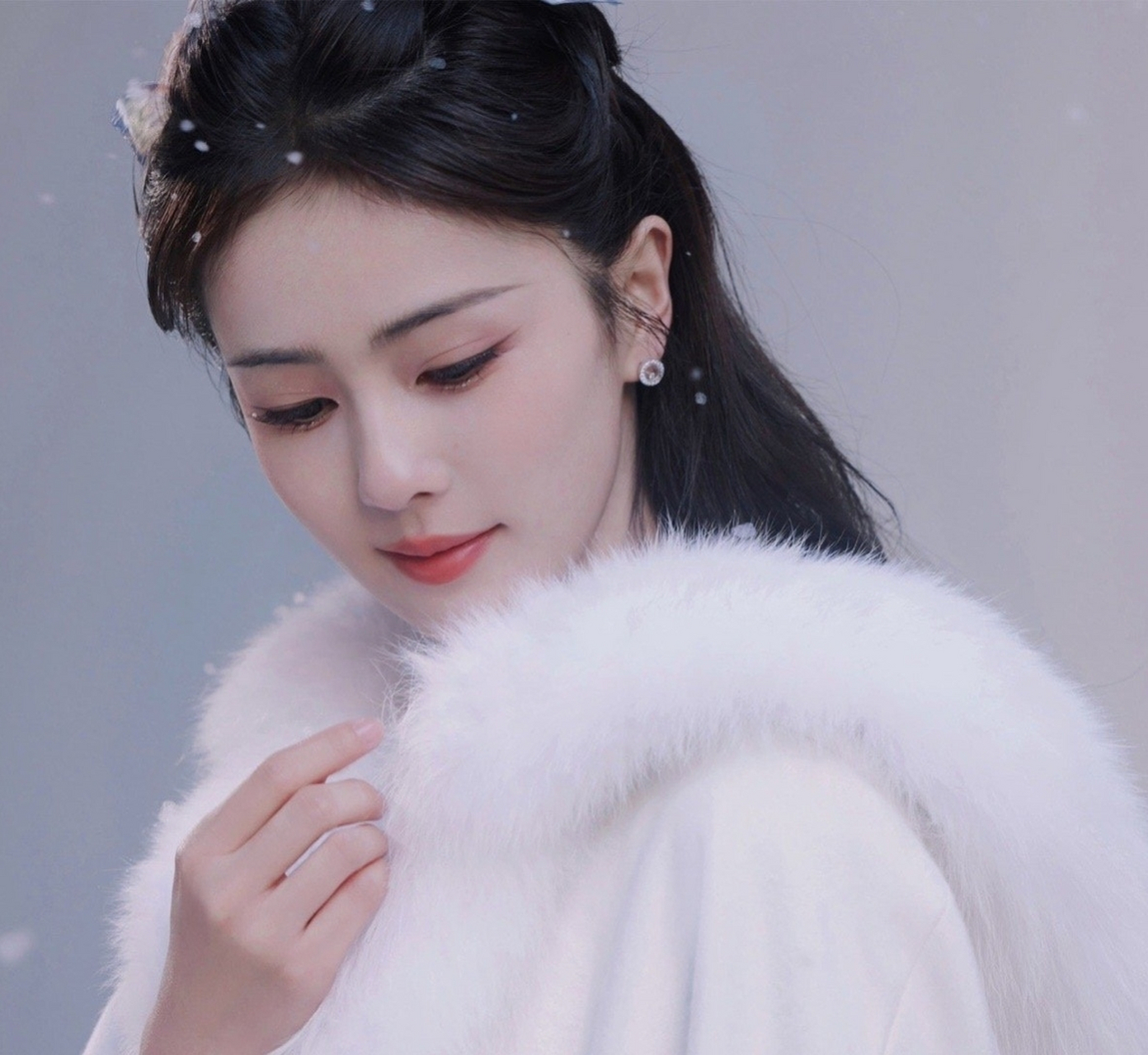 白鹿好美的古装造型,白色披风和她的气质太搭了,简直就是绝配!