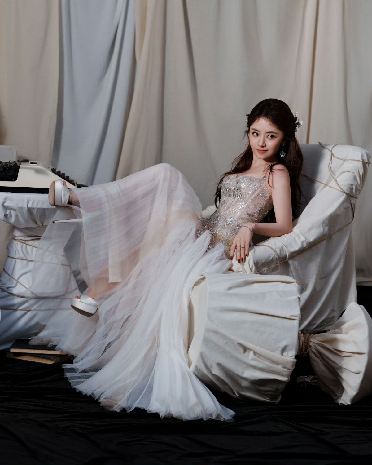 谭松韵抹胸纱裙写真,甜美笑容与丰满身材迷的人神魂颠倒!