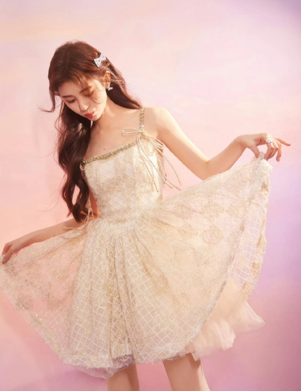 鞠婧祎白色吊带连衣裙写真,清纯甜美让人沉醉,真是美若天仙!