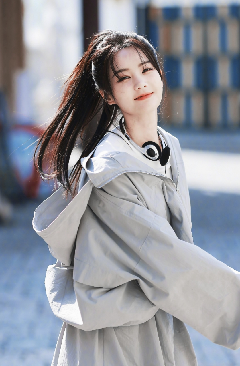 李一桐高马尾好美呀,弯弯的眼睛迷人至极,让人一见倾心!