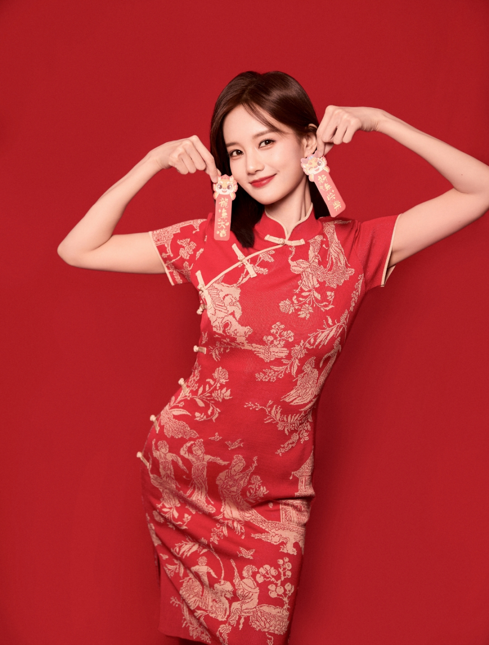 李一桐红色旗袍秀婀娜身姿,笑容甜美而又温暖人心,太美了!