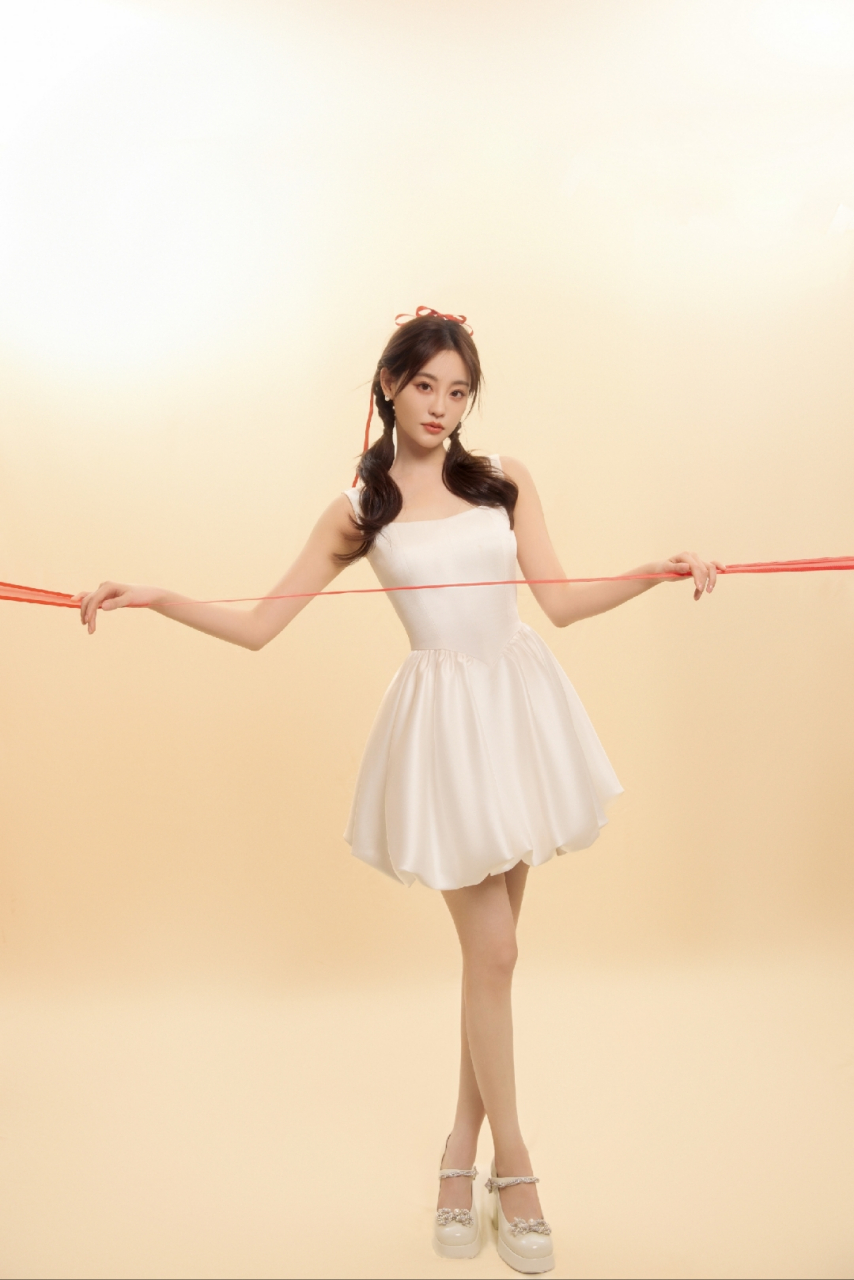 祝绪丹短裙大赏,清新甜美让人心动不已,越看越迷人!