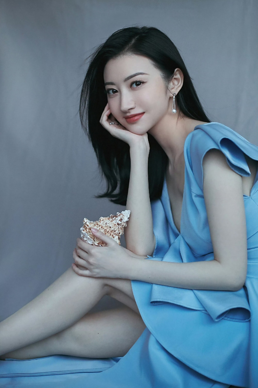 景甜蓝色礼服写真,九分天生丽质一分服装衬托,太迷人了!