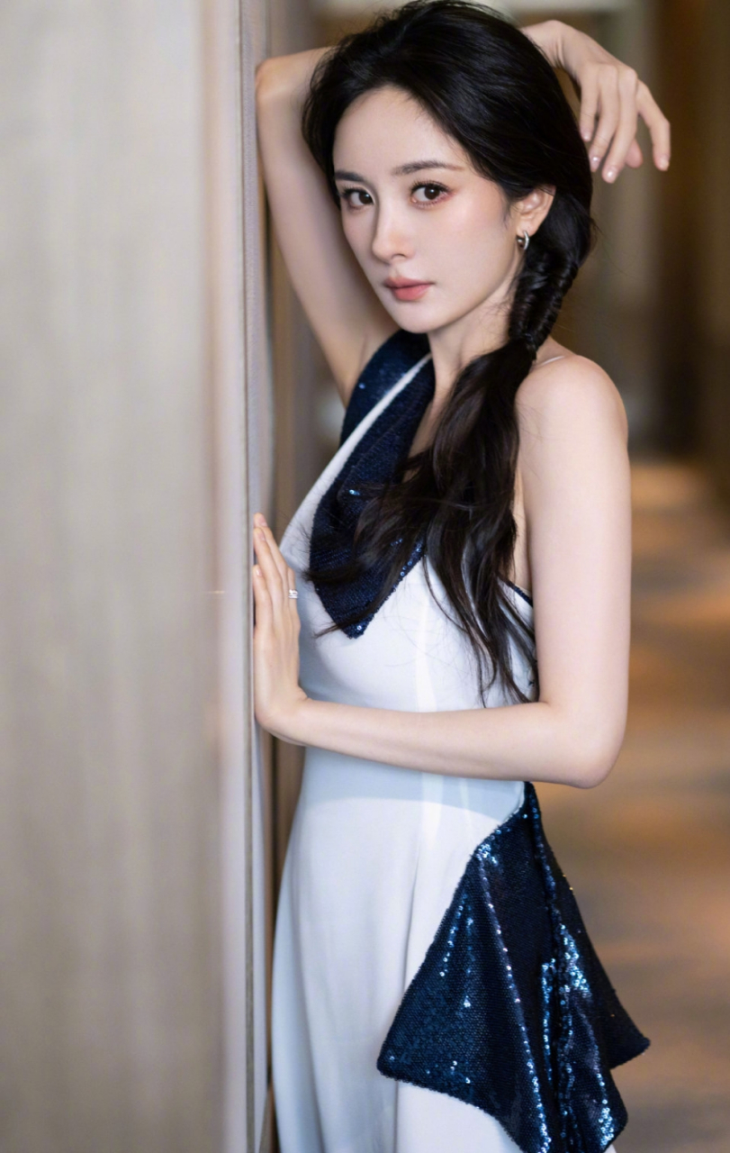 杨幂开叉长裙大赏,丰满的身材诱人的美腿,让其魅力飙升,太美了!