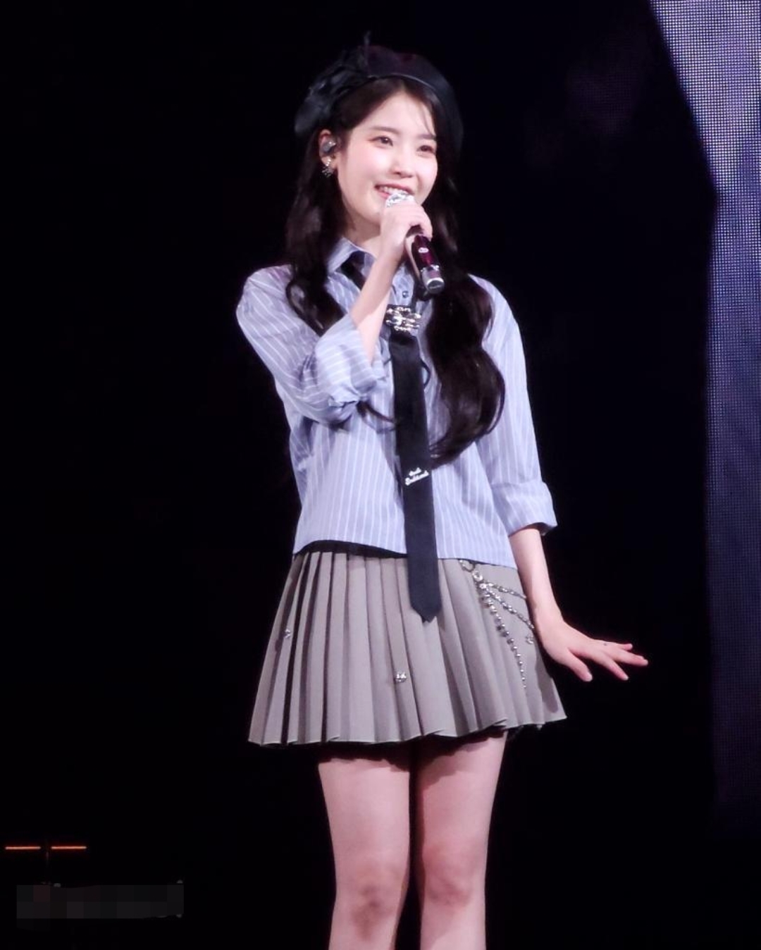 iu李知恩超短裙舞台照太甜了吧,可爱俏皮美爆了!