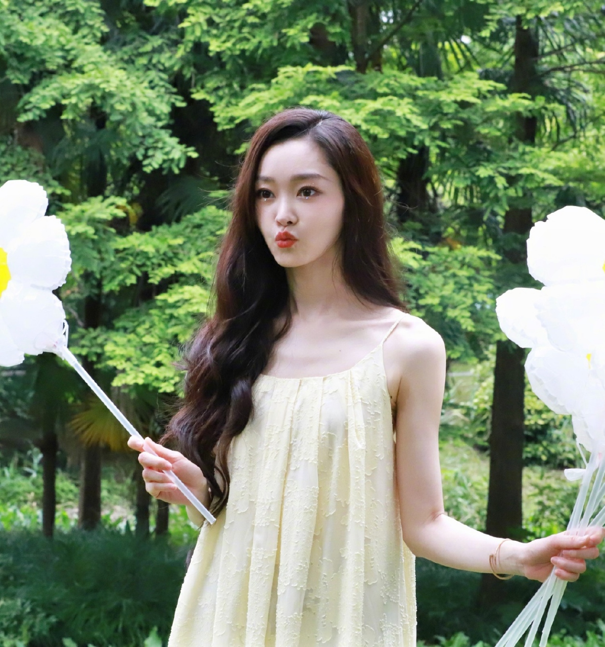 宋轶黄色吊带连衣裙好美呀,水嫩脸蛋配性感红唇,诱人至极!