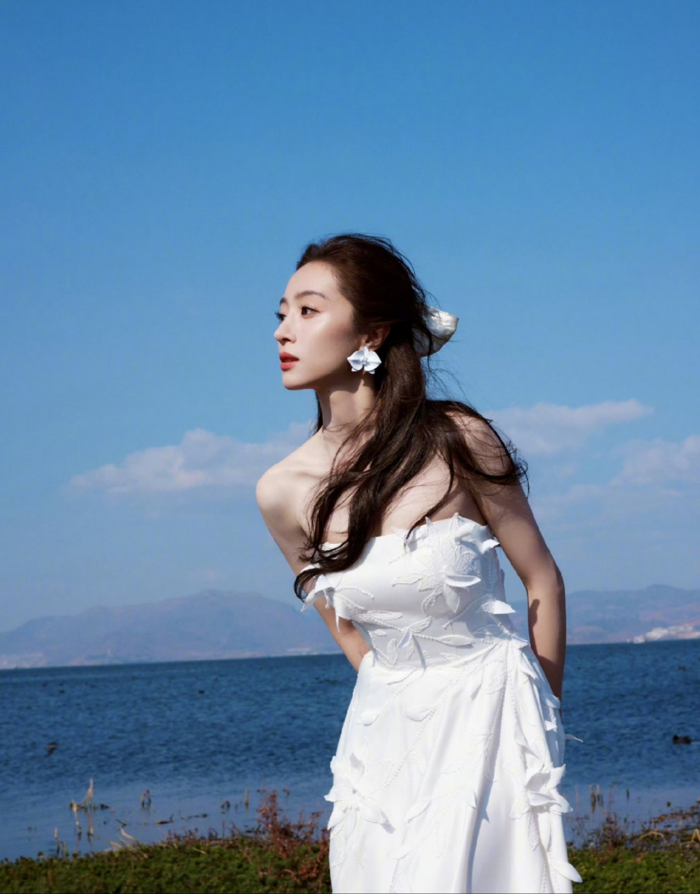 胡冰卿抹胸白裙写真,白皙诱人的香肩锁骨让人不能自拔!#2024我想说